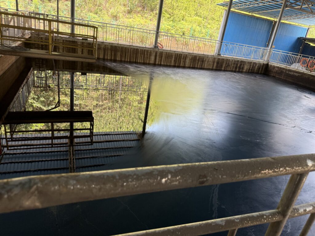 Liquor basin at a lignosulfonate plant