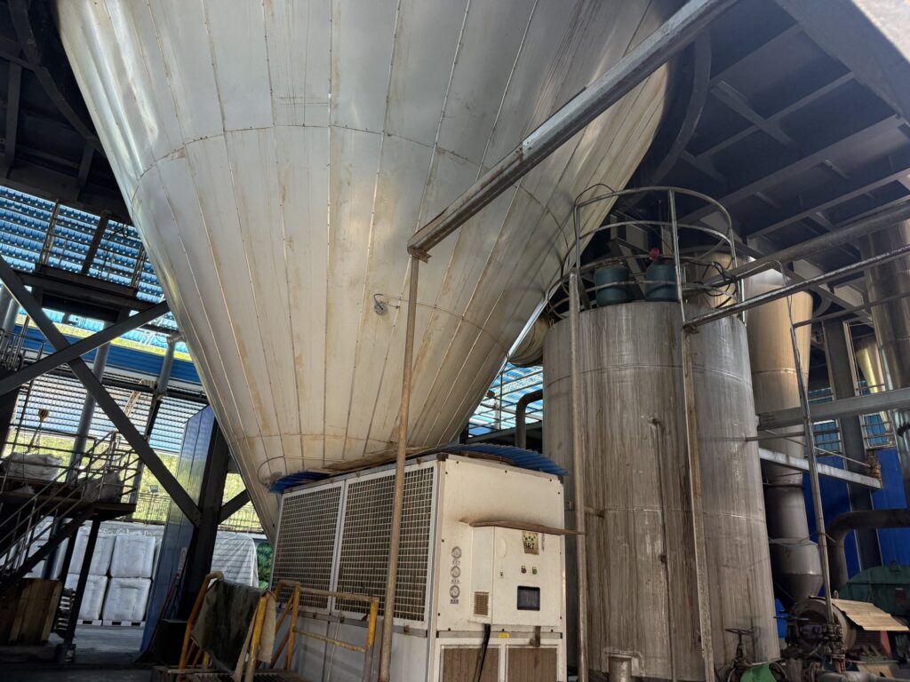 Cone of a spray drying chamber producing lignosulfonate powder